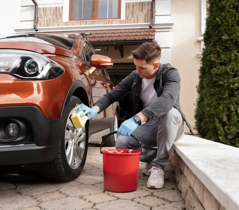 Lavage auto à domicile Alignan-du-Vent : professionnel intervenant sur un véhicule